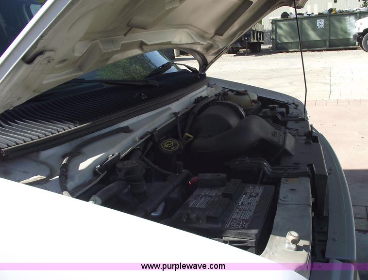 image for item 5919 2000 Ford E350 Super Duty box van