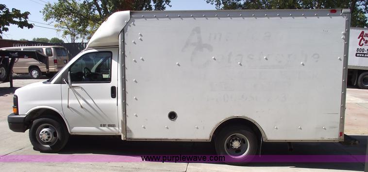 image for item 5922 2003 Chevrolet Express G30 box van truck
