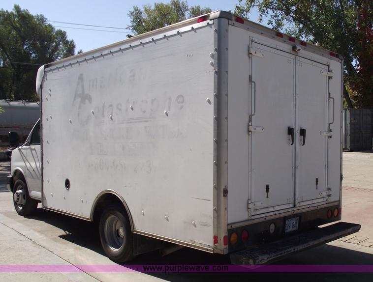 image for item 5922 2003 Chevrolet Express G30 box van truck