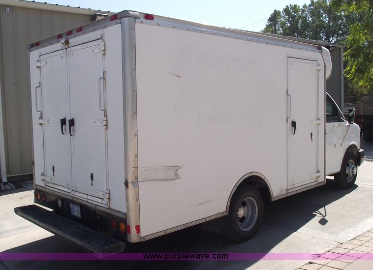 image for item 5922 2003 Chevrolet Express G30 box van truck