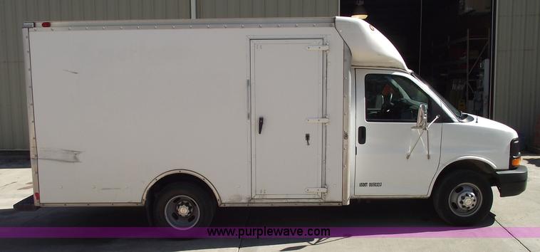 image for item 5922 2003 Chevrolet Express G30 box van truck