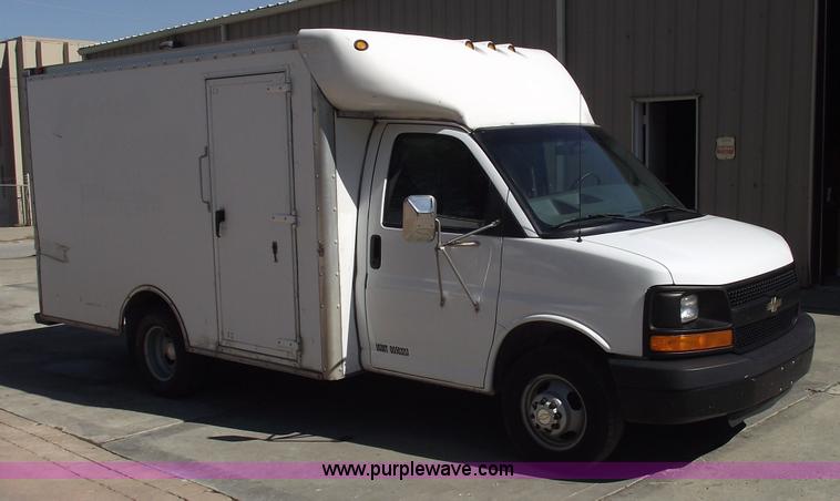 image for item 5922 2003 Chevrolet Express G30 box van truck