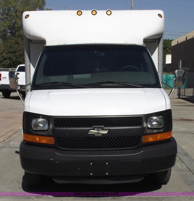 image for item 5922 2003 Chevrolet Express G30 box van truck