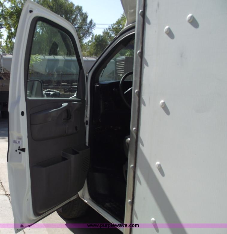 image for item 5922 2003 Chevrolet Express G30 box van truck