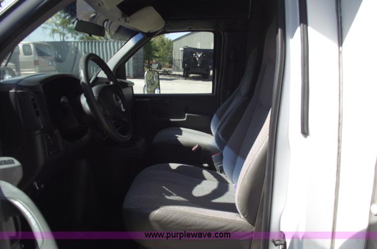 image for item 5922 2003 Chevrolet Express G30 box van truck