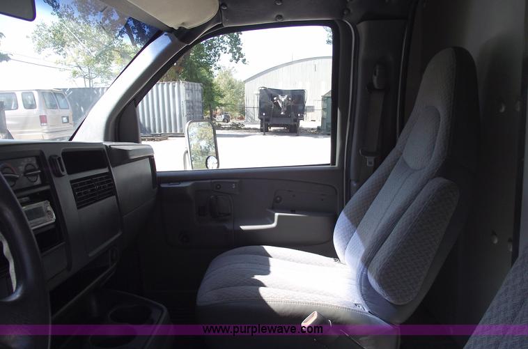 image for item 5922 2003 Chevrolet Express G30 box van truck