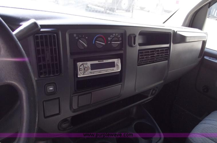 image for item 5922 2003 Chevrolet Express G30 box van truck