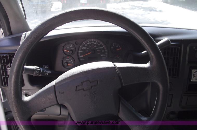 image for item 5922 2003 Chevrolet Express G30 box van truck