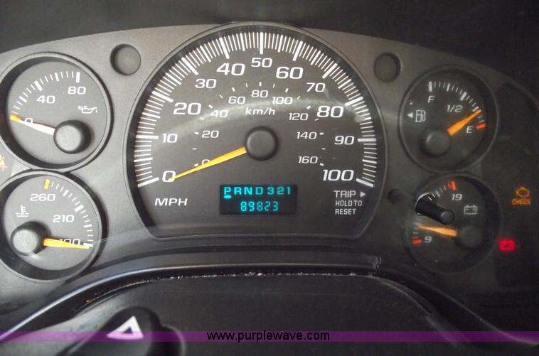 image for item 5922 2003 Chevrolet Express G30 box van truck