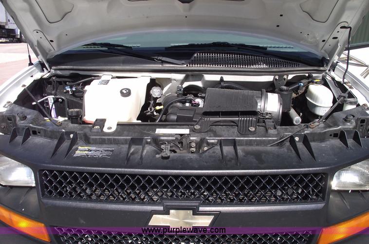 image for item 5922 2003 Chevrolet Express G30 box van truck