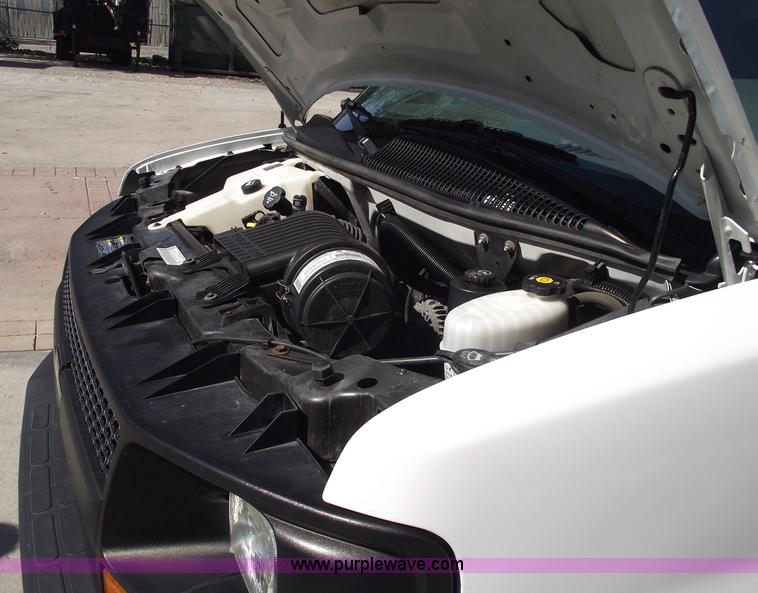 image for item 5922 2003 Chevrolet Express G30 box van truck