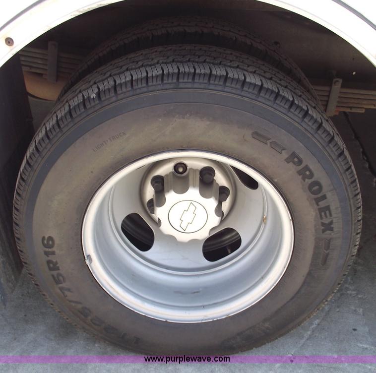 image for item 5922 2003 Chevrolet Express G30 box van truck