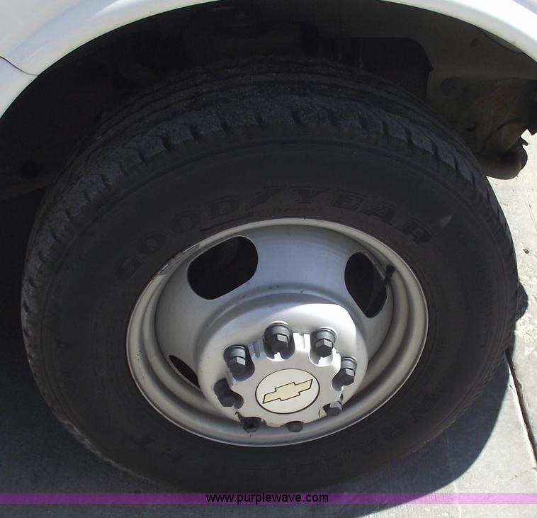 image for item 5922 2003 Chevrolet Express G30 box van truck