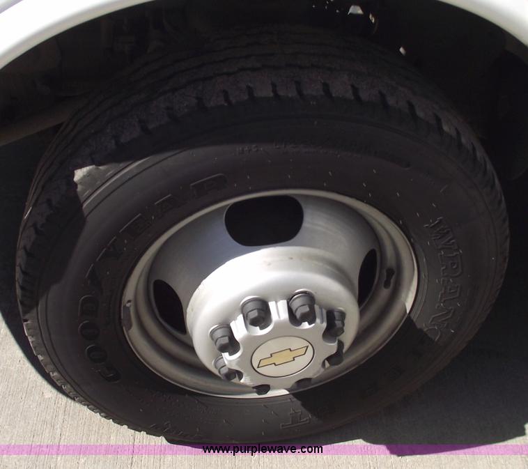 image for item 5922 2003 Chevrolet Express G30 box van truck