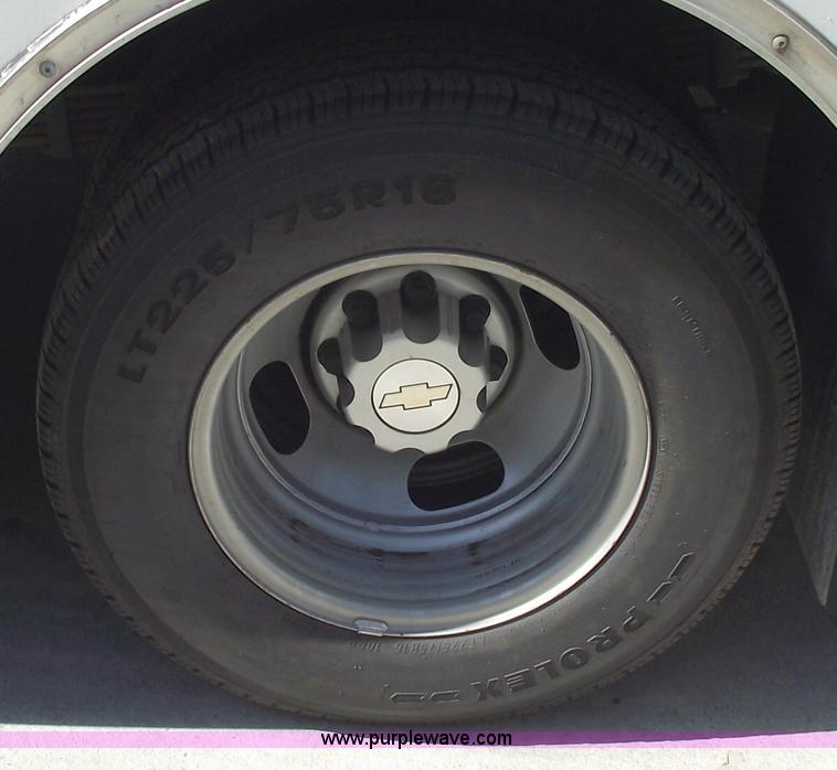 image for item 5922 2003 Chevrolet Express G30 box van truck