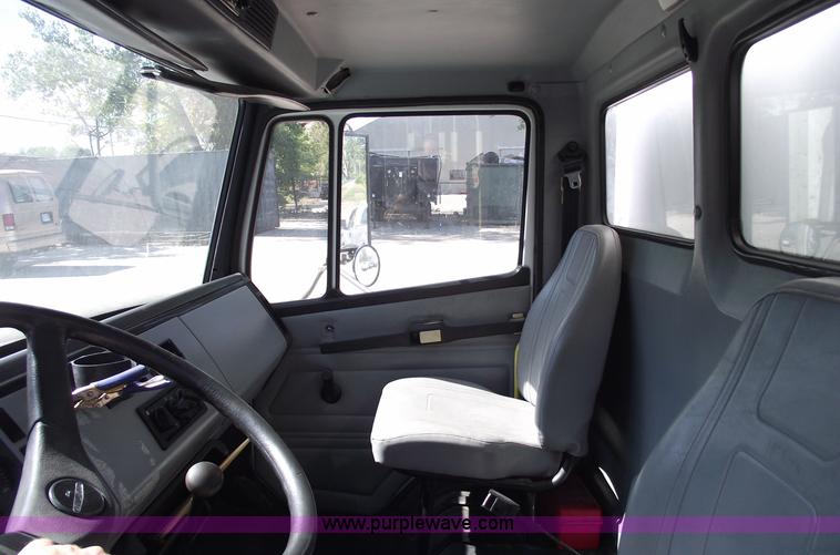 image for item 5923 1992 Freightliner FL70 box truck