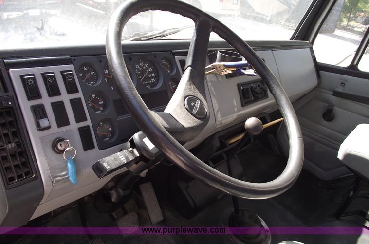 image for item 5923 1992 Freightliner FL70 box truck