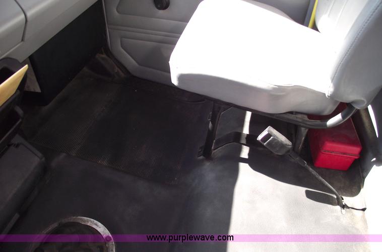 image for item 5923 1992 Freightliner FL70 box truck