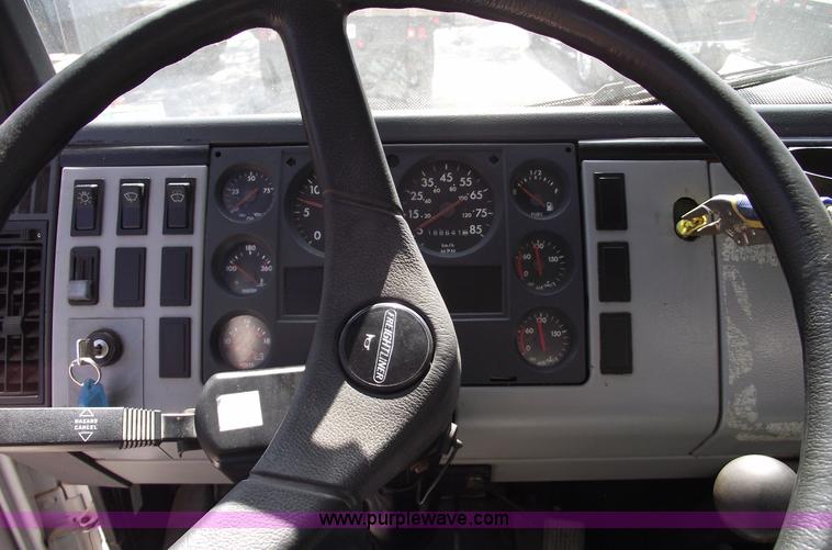 image for item 5923 1992 Freightliner FL70 box truck