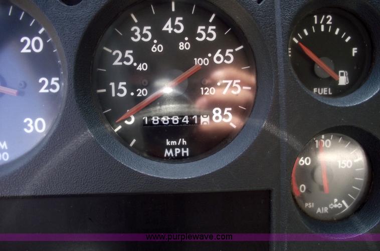 image for item 5923 1992 Freightliner FL70 box truck