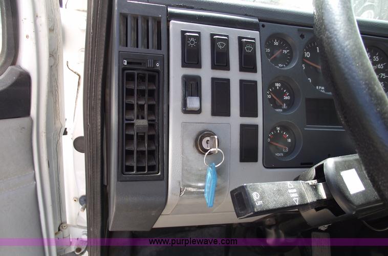 image for item 5923 1992 Freightliner FL70 box truck