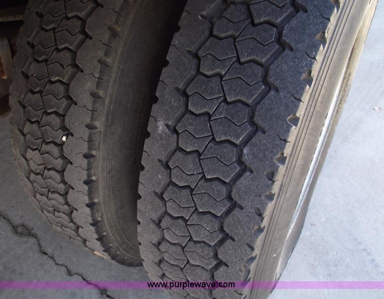 image for item 5923 1992 Freightliner FL70 box truck