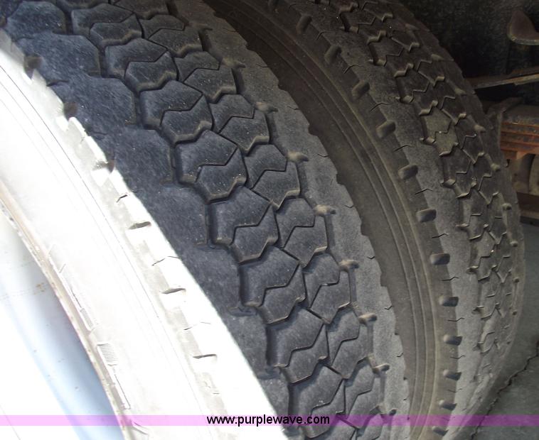 image for item 5923 1992 Freightliner FL70 box truck