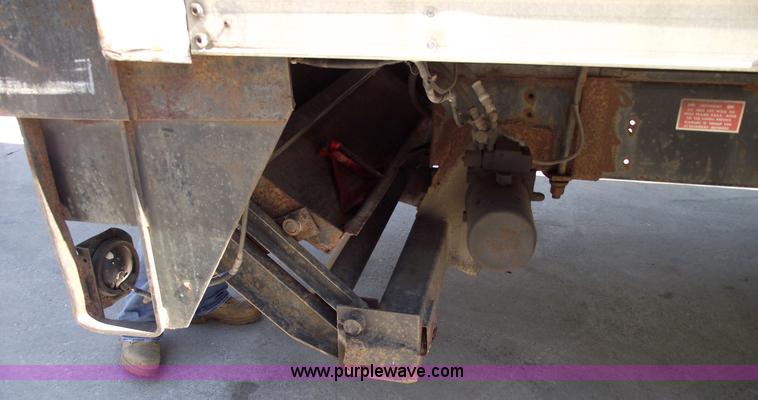 image for item 5923 1992 Freightliner FL70 box truck