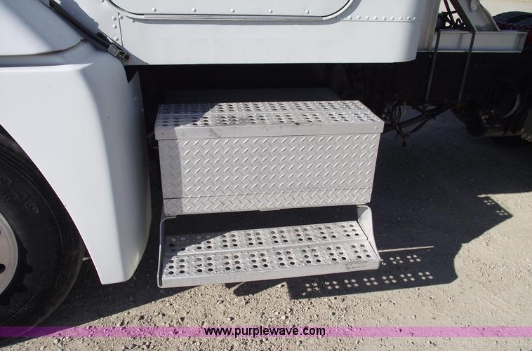 image for item 5946 1990 Freightliner Conventional FLD120 semi truck