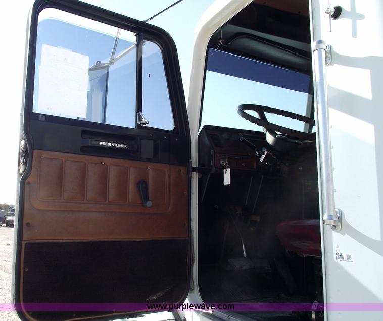image for item 5946 1990 Freightliner Conventional FLD120 semi truck