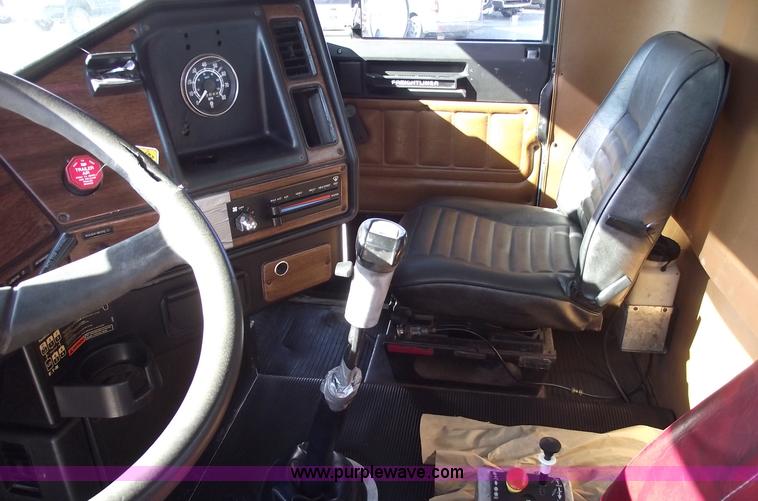 image for item 5946 1990 Freightliner Conventional FLD120 semi truck