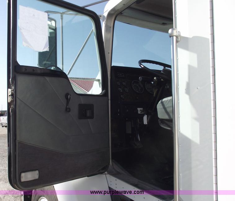 image for item 5947 1996 Kenworth T300 heavy service truck