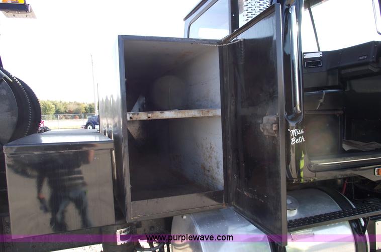 image for item 5950 1982 White Road Boss wrecker truck