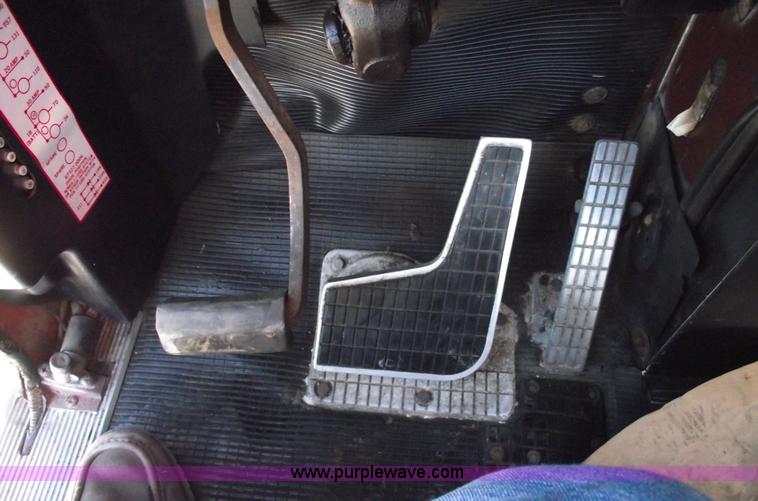 image for item 5950 1982 White Road Boss wrecker truck