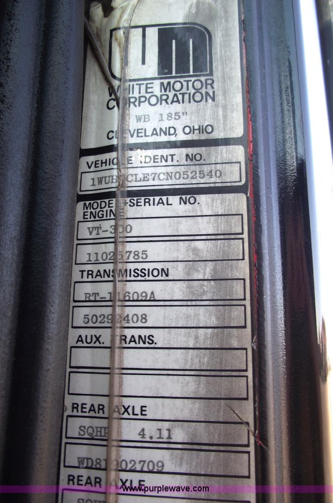 image for item 5950 1982 White Road Boss wrecker truck