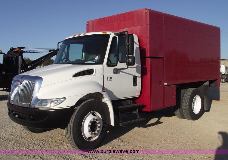 image for item 5951 2004 International Series 4200 truck with Chipper dump bed
