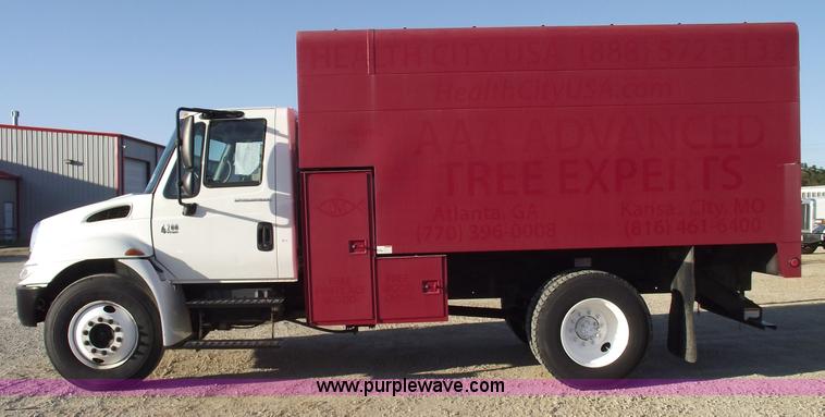 image for item 5951 2004 International Series 4200 truck with Chipper dump bed