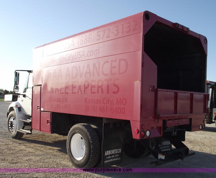 image for item 5951 2004 International Series 4200 truck with Chipper dump bed
