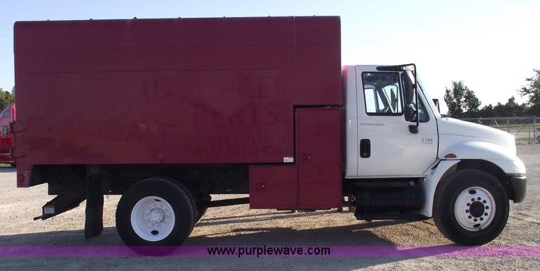 image for item 5951 2004 International Series 4200 truck with Chipper dump bed