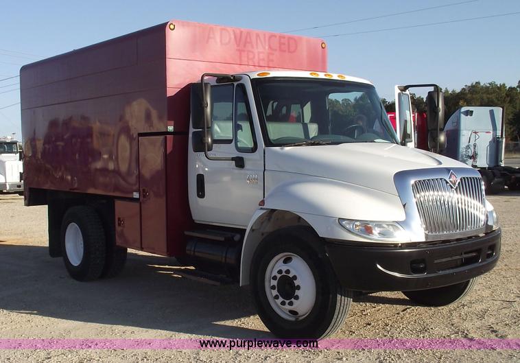 image for item 5951 2004 International Series 4200 truck with Chipper dump bed
