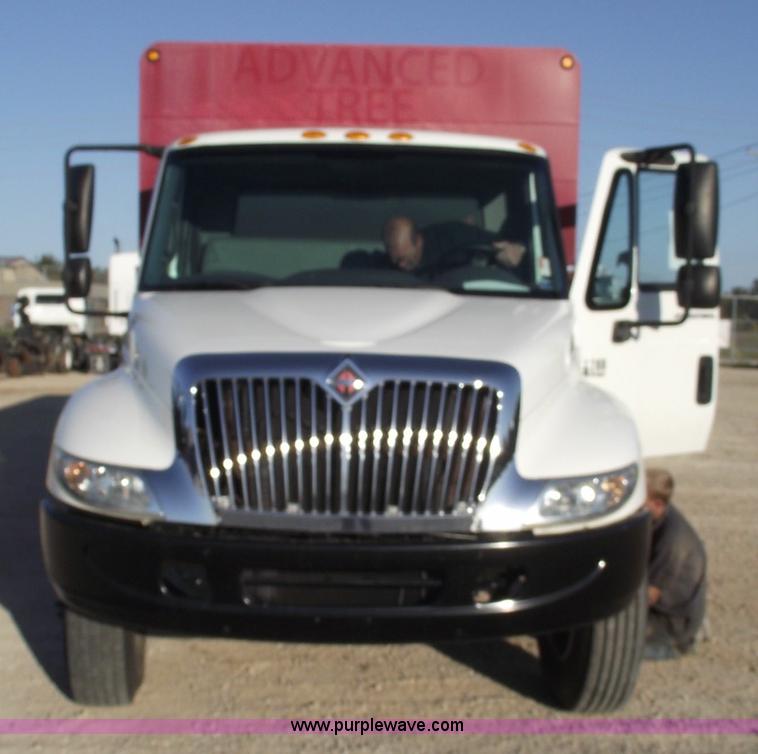 image for item 5951 2004 International Series 4200 truck with Chipper dump bed