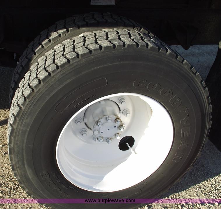 image for item 5951 2004 International Series 4200 truck with Chipper dump bed