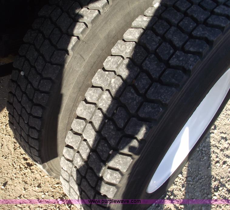 image for item 5951 2004 International Series 4200 truck with Chipper dump bed