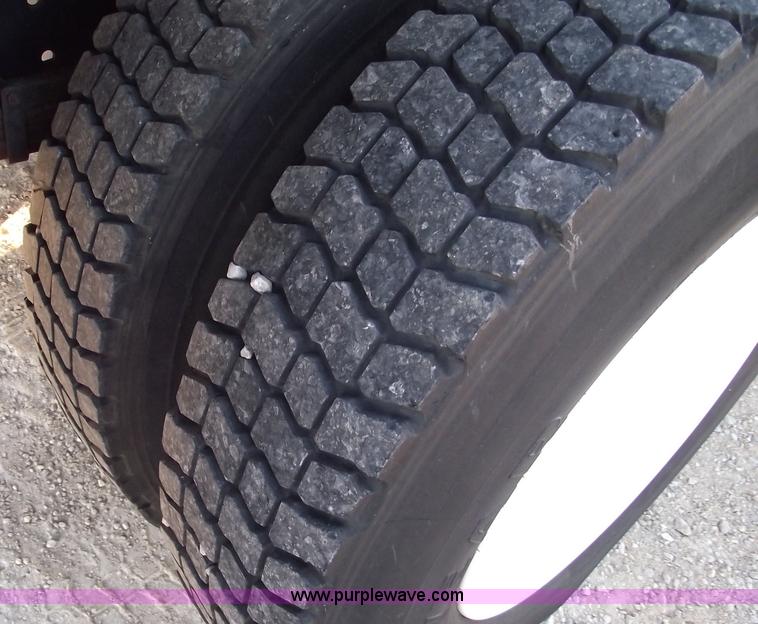 image for item 5951 2004 International Series 4200 truck with Chipper dump bed