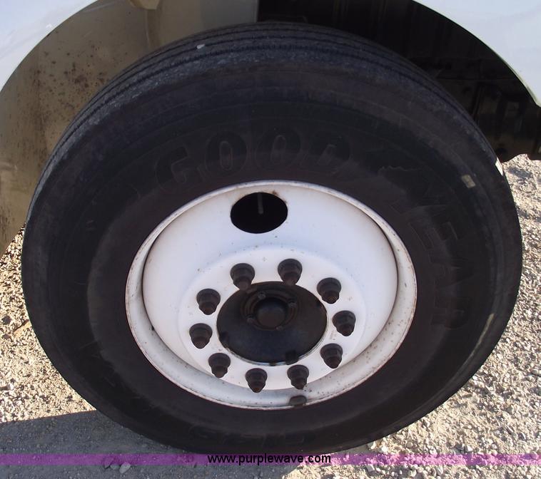 image for item 5951 2004 International Series 4200 truck with Chipper dump bed