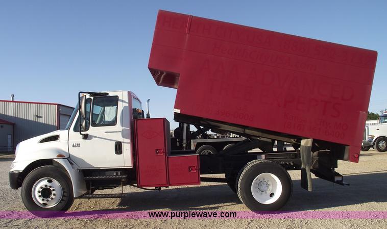 image for item 5951 2004 International Series 4200 truck with Chipper dump bed