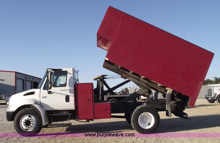 image for item 5951 2004 International Series 4200 truck with Chipper dump bed
