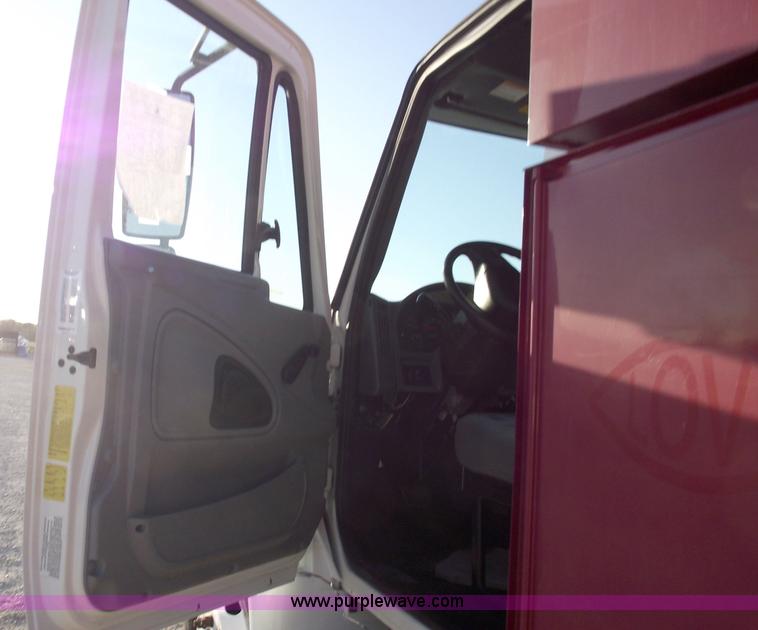 image for item 5951 2004 International Series 4200 truck with Chipper dump bed