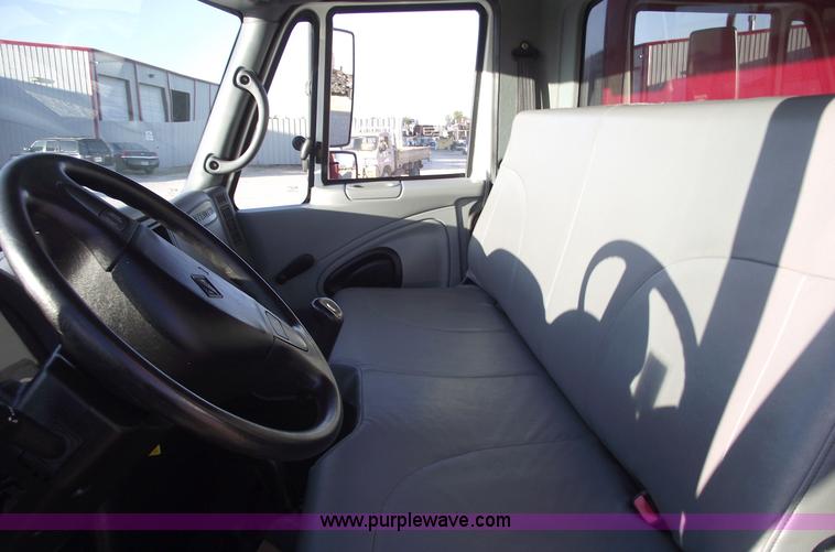 image for item 5951 2004 International Series 4200 truck with Chipper dump bed