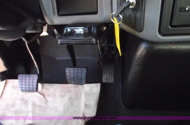 image for item 5951 2004 International Series 4200 truck with Chipper dump bed